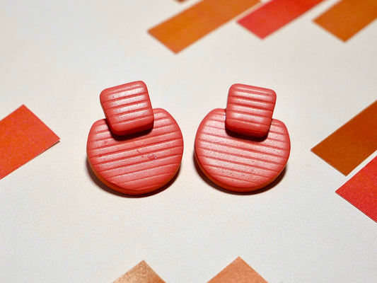 paires de puces d'oreilles en relief rayées couleur terracotta en argile polymère