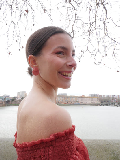 femme de profil sur les quais de Garonne à Toulouse portnt une boucle d'oreille puce en relief rayée en argile polymère couleur terracotta