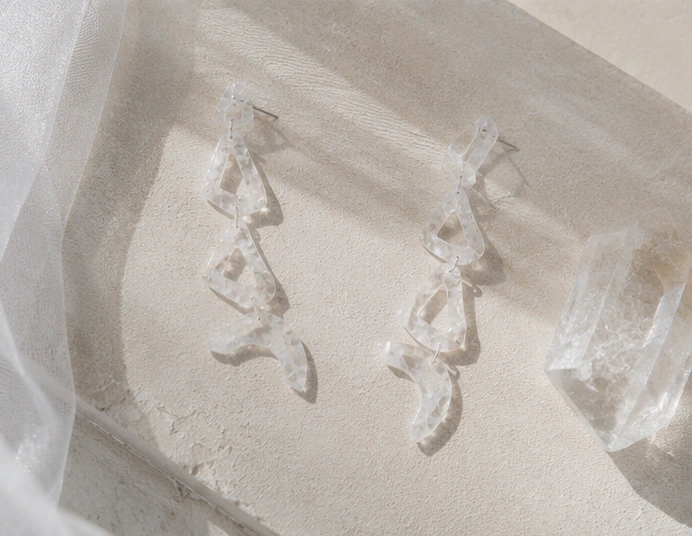 Boucles d'oreilles La Alto, photographiées sur fond neutre — Maison Moka