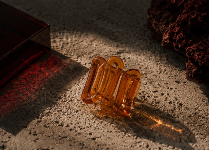Bague La Ambre, photographiée sur fond neutre — Maison Moka