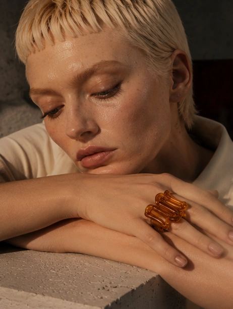 Bague La Ambre, portée — Maison Moka