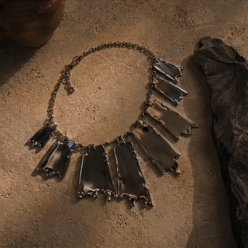 Collier La Ardoise, photographié sur fond neutre — Maison Moka