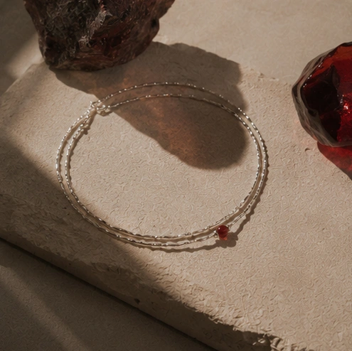 Collier La Cendre, photographié sur fond neutre — Maison Moka