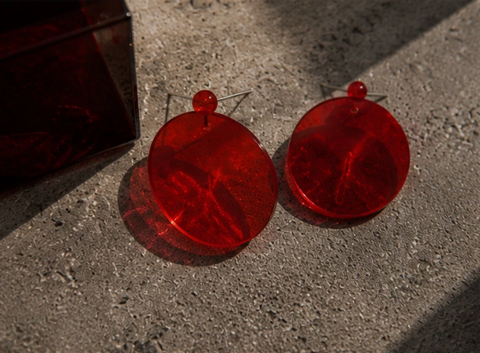 Boucles d'oreilles La Garance, photographiées sur fond neutre — Maison Moka