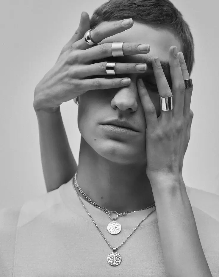 Homme portant une bague Maison Moka au quotidien