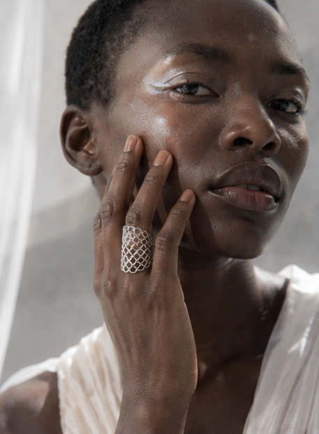 Bague La Nimbe, portée — Maison Moka