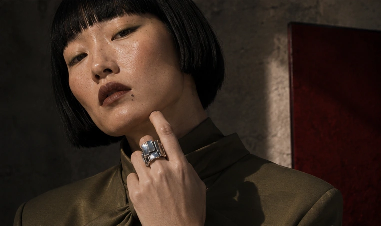 Bague Onyx portée, plaques miroir chromées