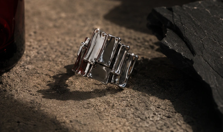 Bague La Onyx, photographiée sur fond neutre — Maison Moka