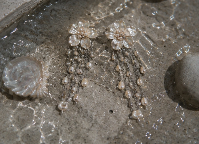 Boucles d'oreilles La Perline, photographiées sur fond neutre — Maison Moka