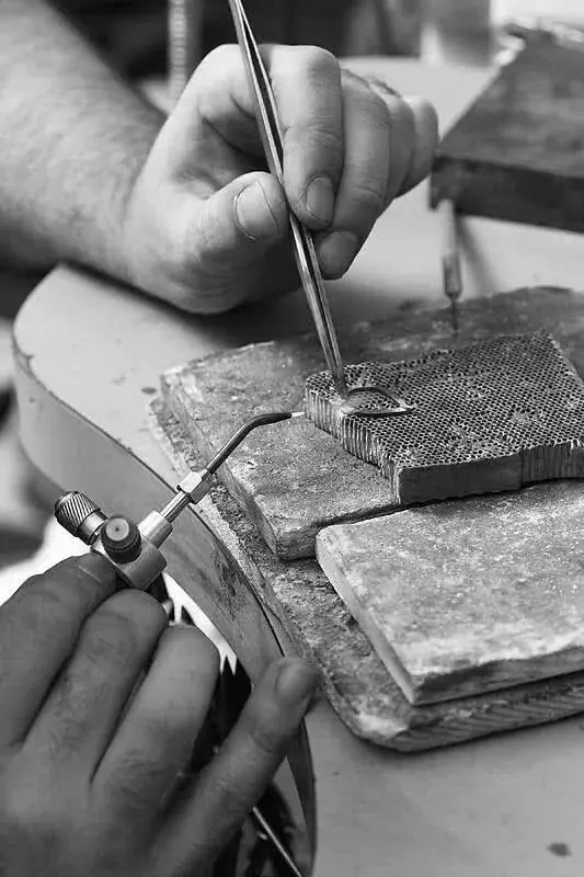 Travail du métal à l'atelier : lime, soudure et polissage